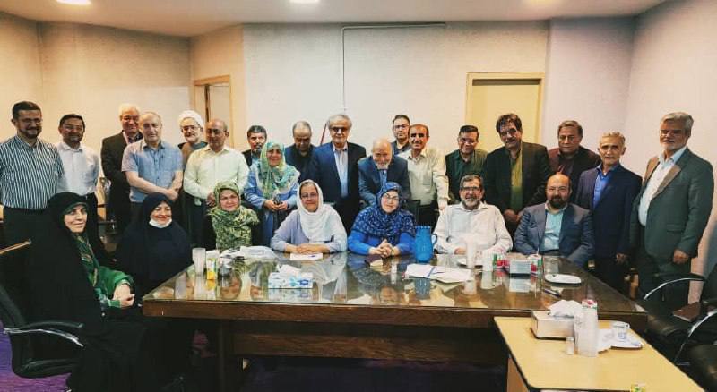 انتخاب هیأت رئیسه جبهه اصلاحات براى دوره جدید؛ آذر منصوری رئیس ماند