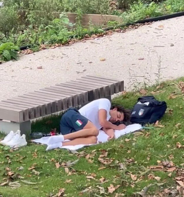 عکس/ قهرمان شنای المپیک در پارک خوابید 