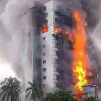 عکس/ آتش زدن هتلی توسط معترضان در بنگلادش