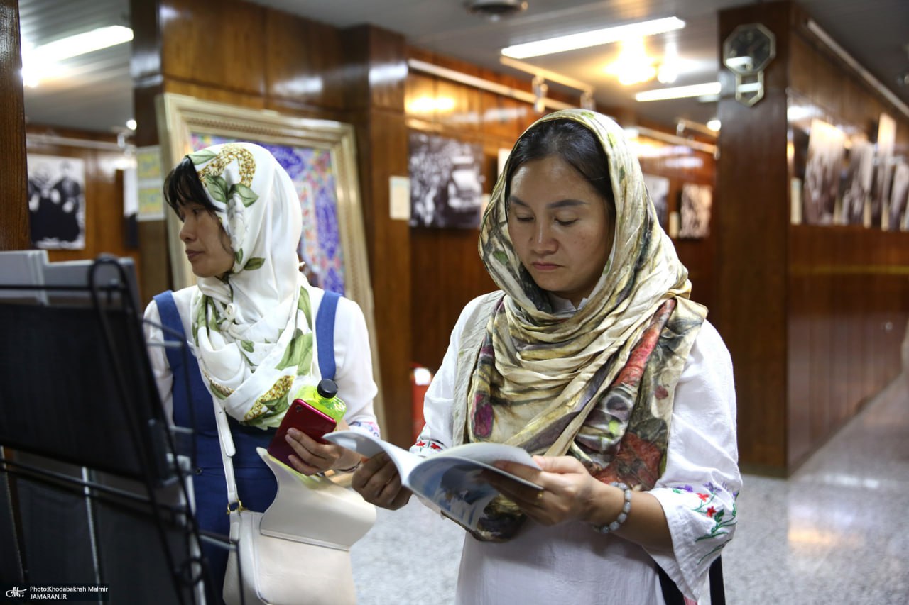 بازدید جمعی از دانشجویان خارجی دانشگاه امام خمینی (س) قزوین از جماران  