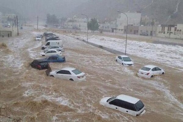 گیر افتادن خودروها در سیل شهر مدینه