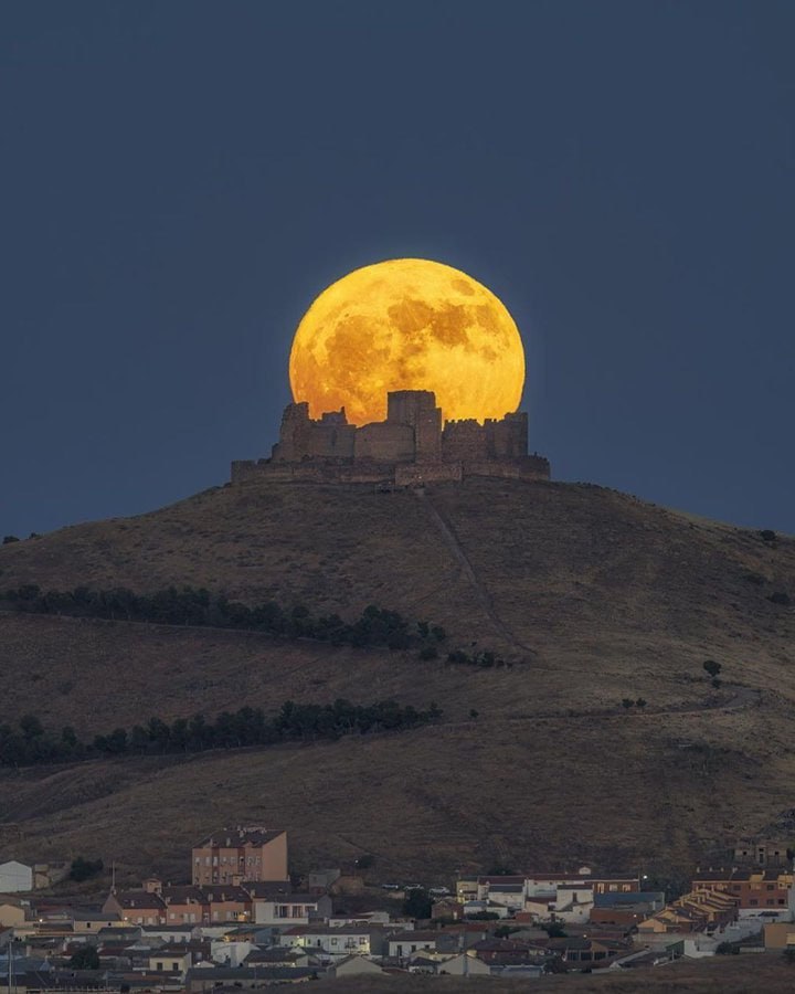 ماه بر فراز قلعه  