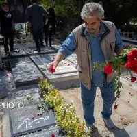 عکس/ غبارروبی از مزار هنرمندان درگذشته توسط جمعی از سینماگران