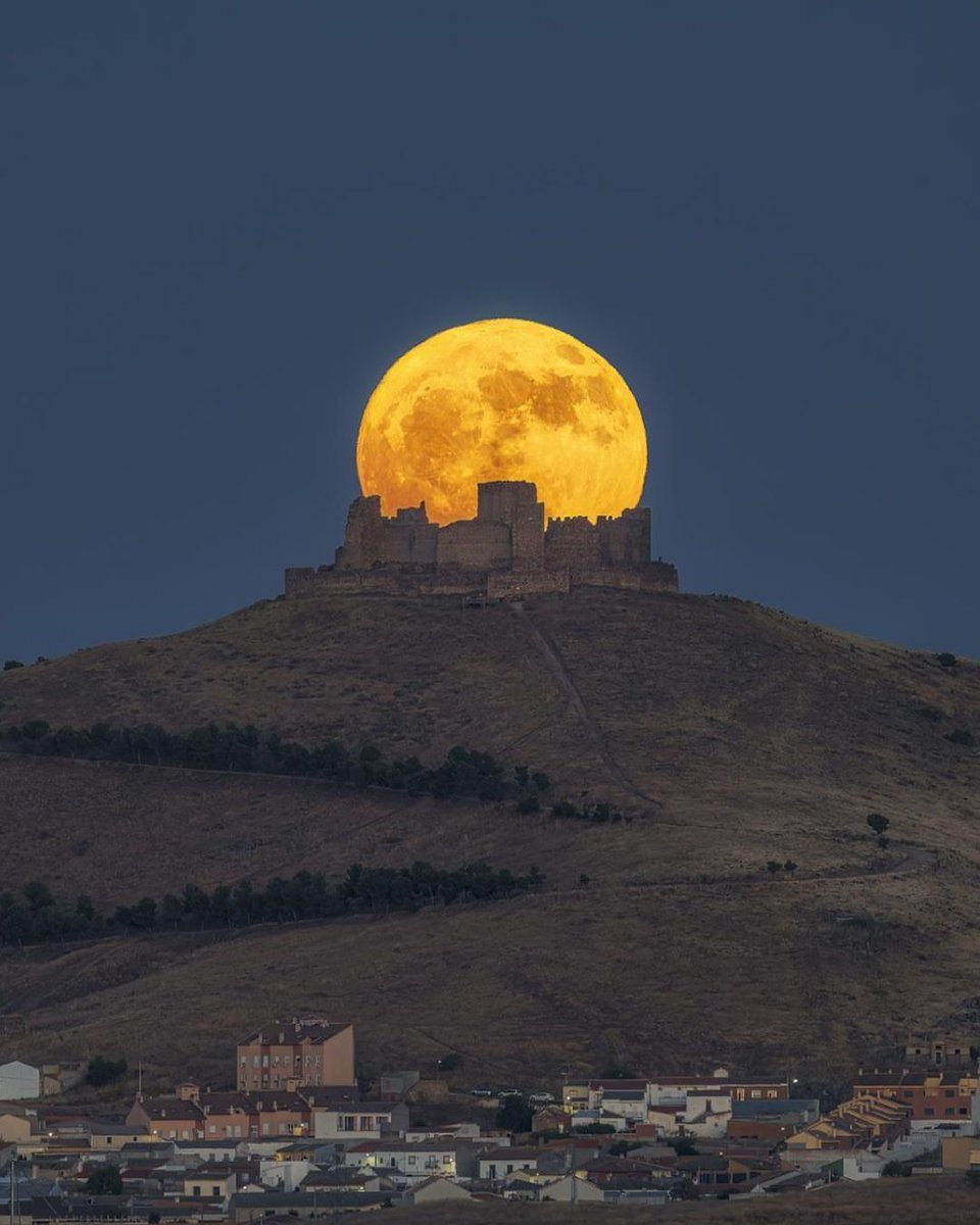 ماه بر فراز قلعه