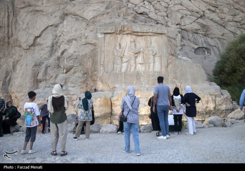 عکس/ مسافران تابستانی در محوطه تاریخی طاق بستان کرمانشاه