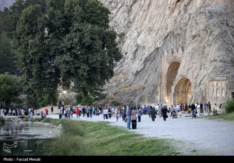 عکس/ مسافران تابستانی در محوطه تاریخی طاق بستان کرمانشاه