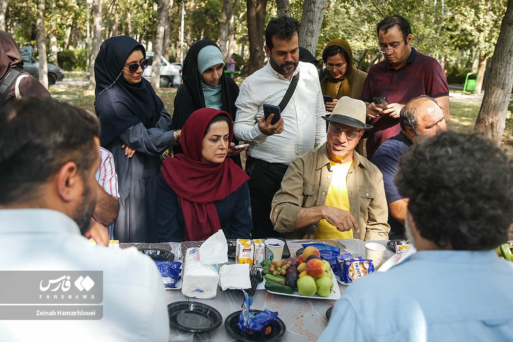 عکس/ بازدید معاون سیما از پشت صحنه سریال «چرخ گردون»