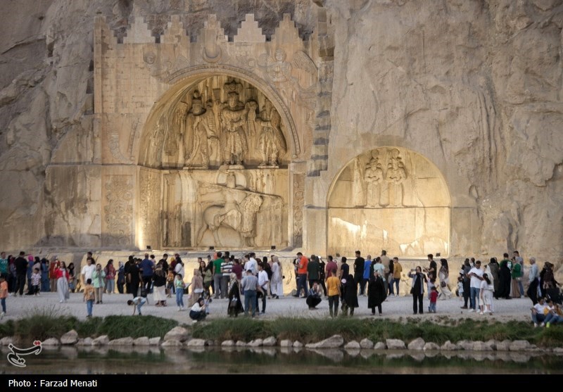 عکس/ مسافران تابستانی در محوطه تاریخی طاق بستان کرمانشاه