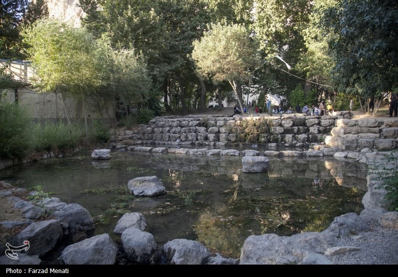 عکس/ مسافران تابستانی در محوطه تاریخی طاق بستان کرمانشاه