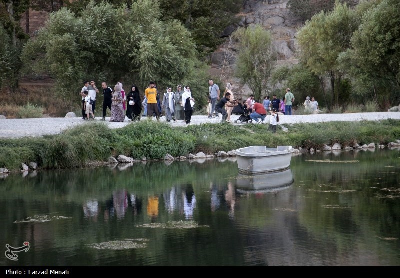 عکس/ مسافران تابستانی در محوطه تاریخی طاق بستان کرمانشاه