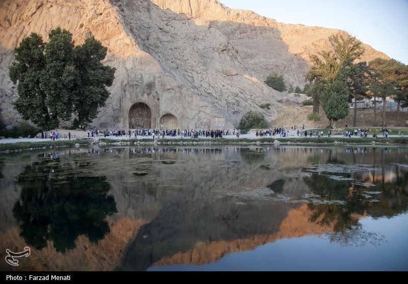 عکس/ مسافران تابستانی در محوطه تاریخی طاق بستان کرمانشاه