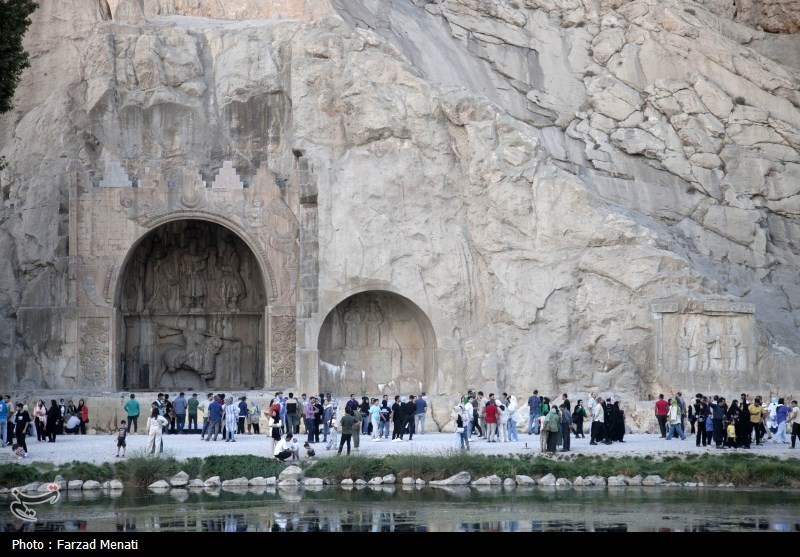 عکس/ مسافران تابستانی در محوطه تاریخی طاق بستان کرمانشاه