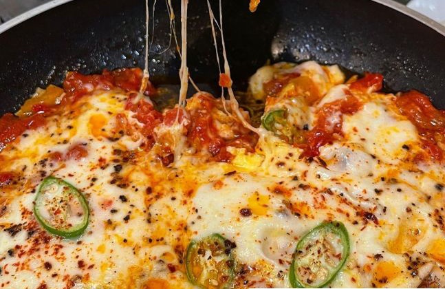 طرز تهیه املت پنیری شام فوری و راحت با پنیر پیتزا