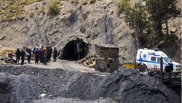 اعتمادآنلاین: یکی از معدنچیان زنده از زیر آوار تونل بیرون کشیده شد