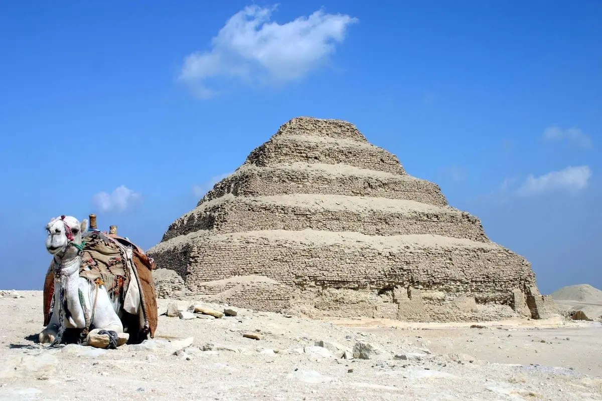 لحظه هیجان انگیز پرواز بر بالای اهرام ثلاثه مصر