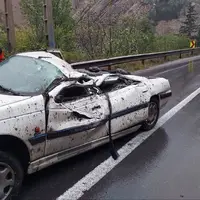 عکس/ سقوط سنگ بر روی خودرو در جاده قدیم چالوس