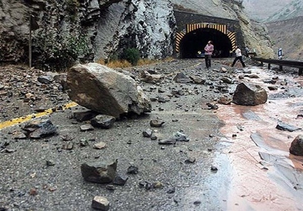 ریزش کوه، جاده چالوس را بست