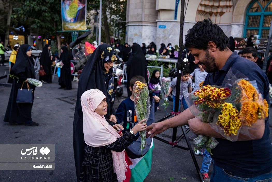 عکس/ اهدای گل به مقام شامخ شهید سیدحسن نصرالله