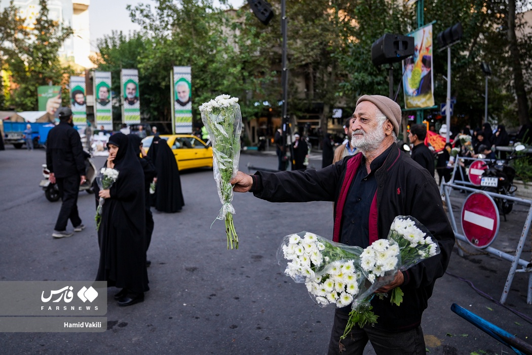 عکس/ اهدای گل به مقام شامخ شهید سیدحسن نصرالله