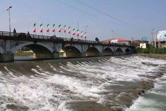 سقوط پیکان به رودخانه تنکابن 2 مصدوم و یک فوتی بر جای گذاشت