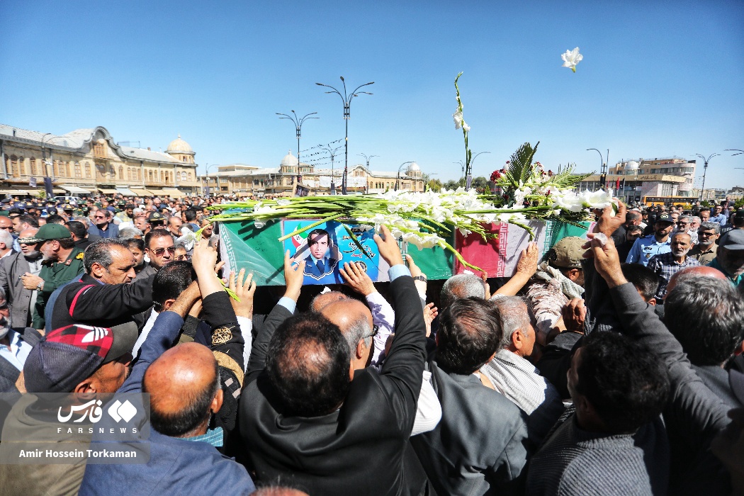 عکس/ تشییع پیکر همافر شهید خلبان «محمد خاکی‌زاده» در همدان