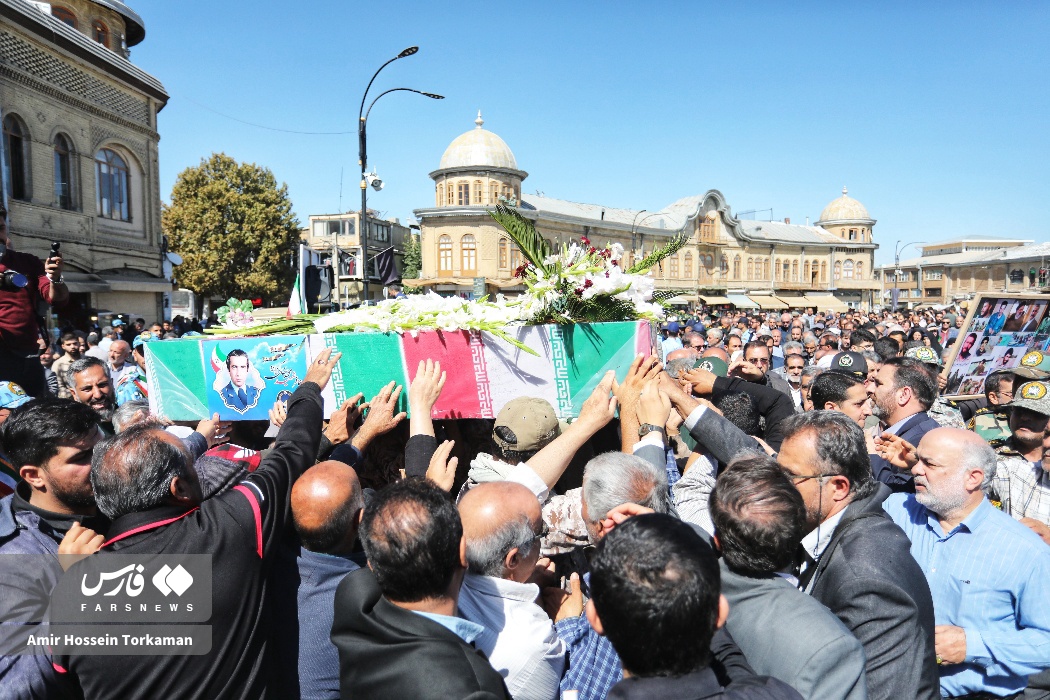 عکس/ تشییع پیکر همافر شهید خلبان «محمد خاکی‌زاده» در همدان