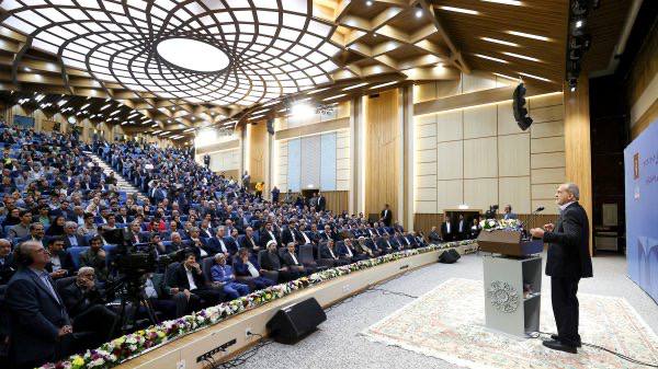 تنش در سخنرانی رئیس جمهور در دانشگاه تهران/ پزشکیان: به اسم رهبری کاری می‌کنیم که ضد حرف رهبری است