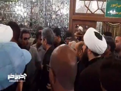 همدردی زائران و مجاوران حرم مطهر رضوی با پدر شهید نیلفروشان