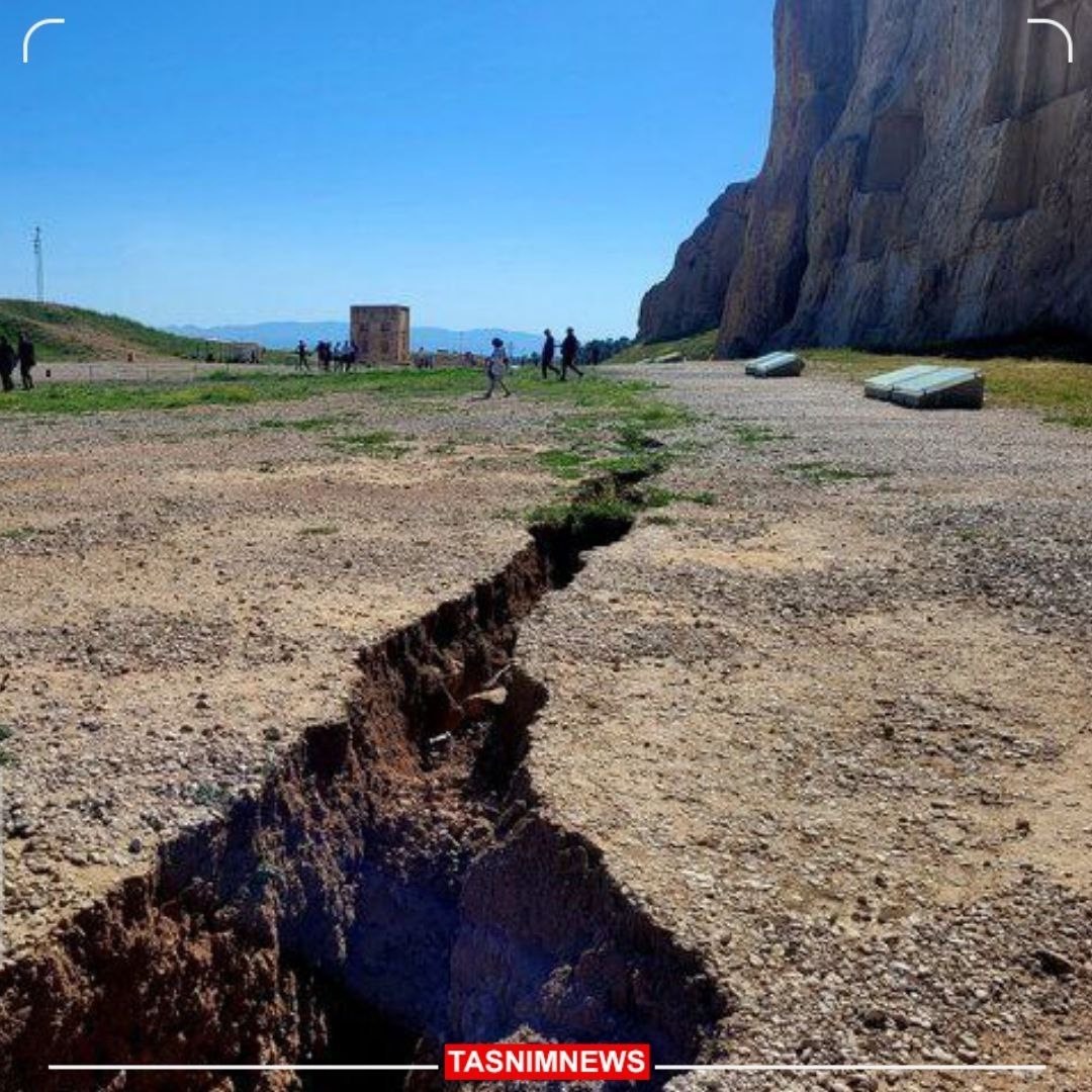 فرونشست‌ زمین در فاصله ۱۰ متری نقش‌ رستم