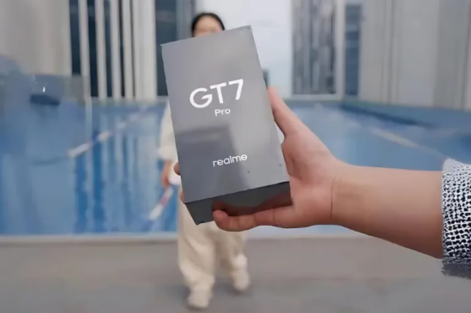 جعبه‌گشایی گوشی ریلمی GT7 Pro در زیر آب!