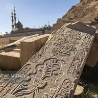 رها شدن سنگ قبر نفیس دوران صفویه