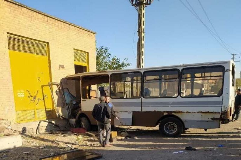 برخورد مینی‌بوس با دیوار در جاده تبریز-آذرشهر 11 مصدوم به جا گذاشت