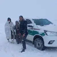 امدادرسانی پلیس نمین به دامداران گرفتار در برف و کولاک