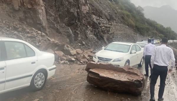 سقوط سنگ در محور هراز یک فوتی بر جای گذاشت