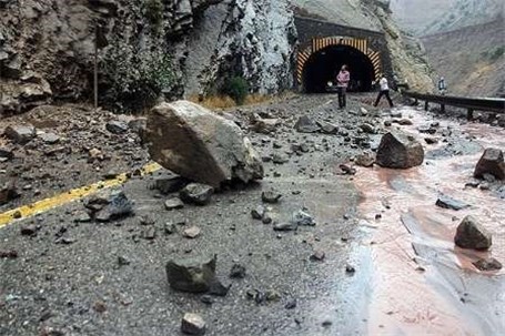 سقوط سنگ در جاده هراز، جان یک نفر را گرفت