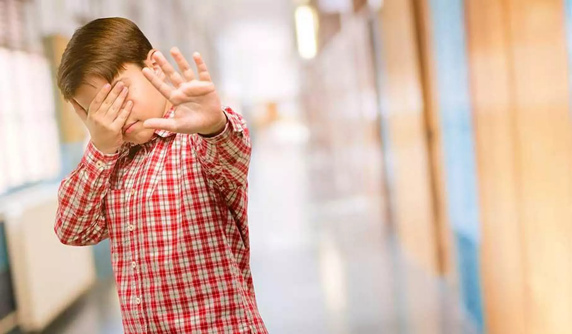 Как смутить ребенка. Ребенок. Малыш. Эмоция стеснительность. Стеснение ребенок.