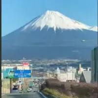 رانندگی در جاده ای با نمای جادوییِ کوه فوجی