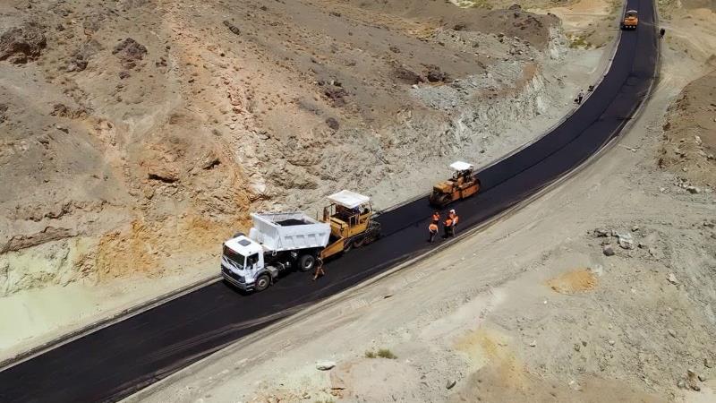 عملیات احداث و آسفالت در محور روستایی بشرویه ـ چاهنو