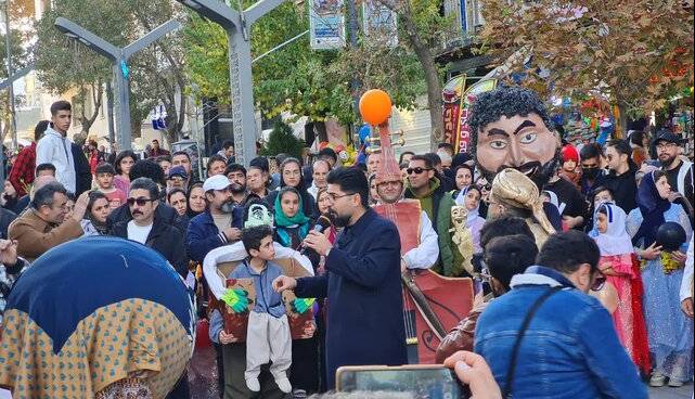 آغاز جشنواره تئاتر استانی؛ کارناوال شادی در شهر سنندج بە راه افتاد