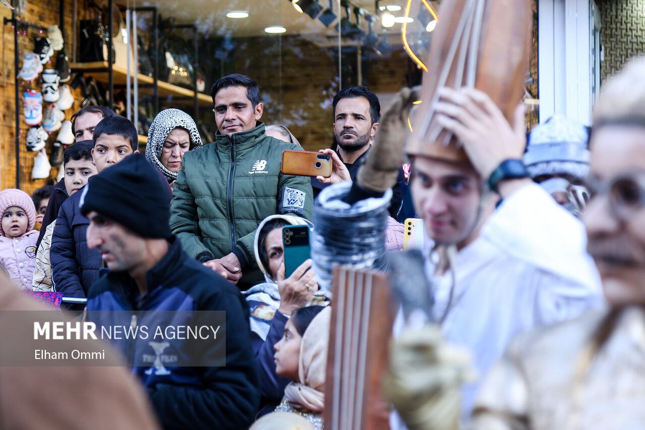 عکس/ کارناوال شادی پیمایی در افتتاحیه جشنواره تئاتر کردستان