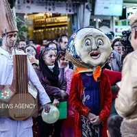 عکس/ کارناوال شادی پیمایی در افتتاحیه جشنواره تئاتر کردستان