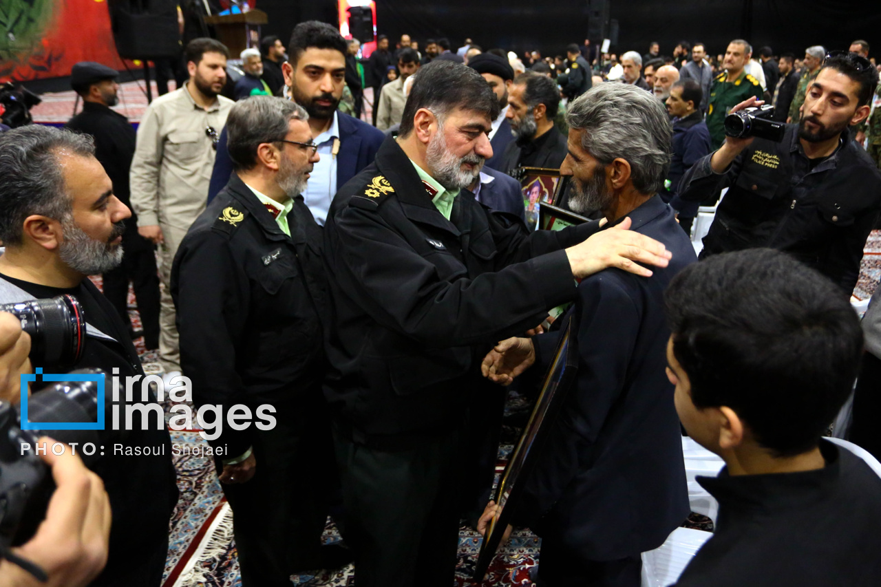 عکس/ حضور سردار رادان در چهلمین روز شهادت سردار «عباس نیلفروشان»