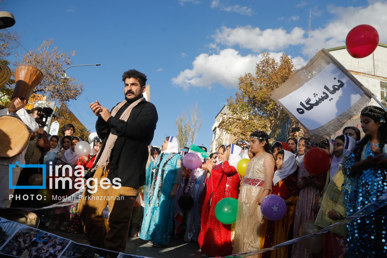 عکس/ کارناوال عروسکی جشنواره تئاتر کردستان