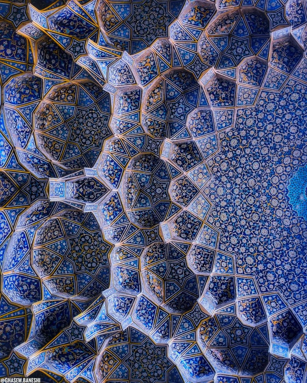 مقرنس‌های ایرانی در مدرسه چهارباغ اصفهان