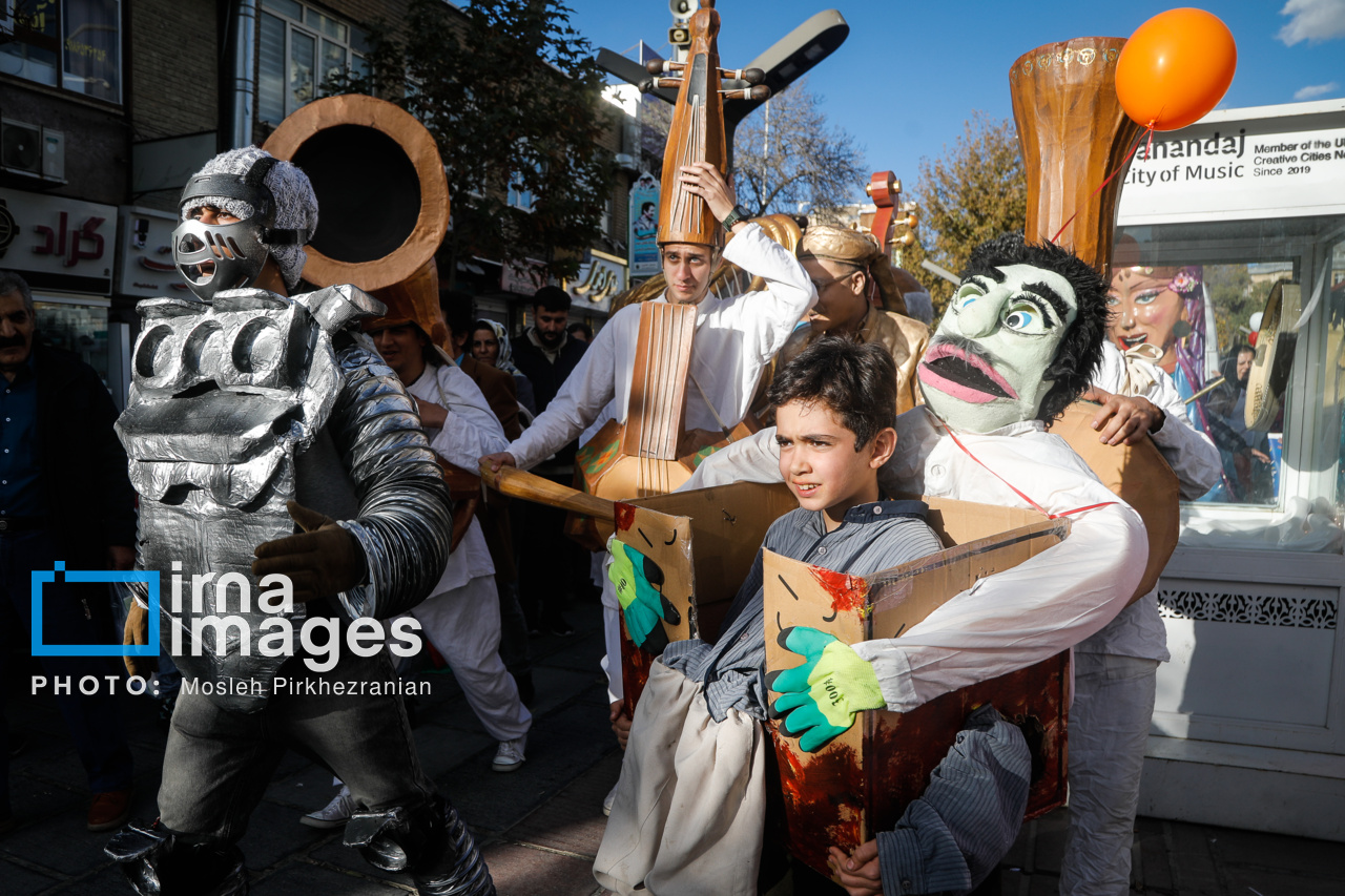 عکس/ کارناوال عروسکی جشنواره تئاتر کردستان