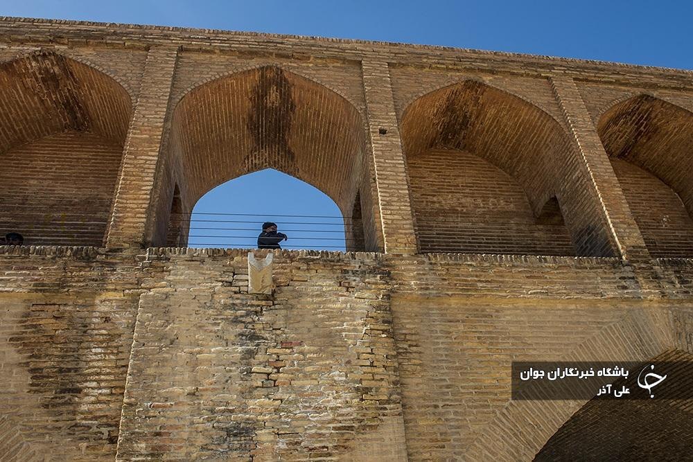 بدن زخمی سی و سه پلِ اصفهان