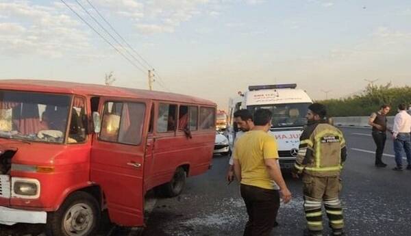 برخورد مینی‌بوس با درخت ۱۱ مصدوم بر جای گذاشت