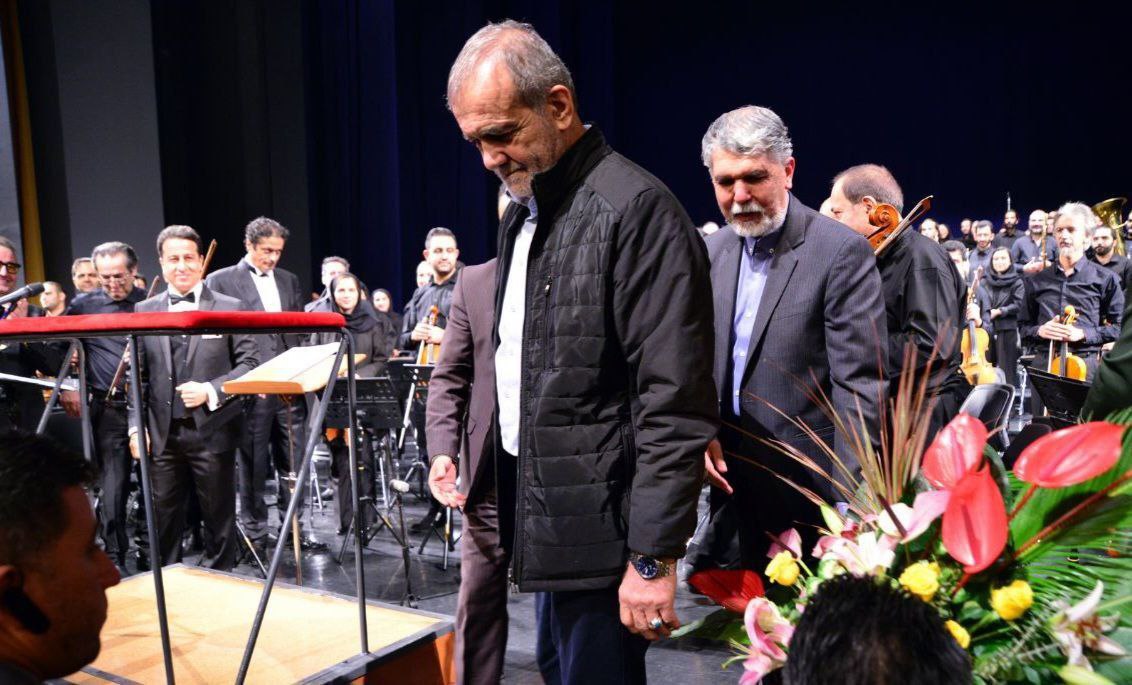 حضور رئیس جمهور در تالار وحدت برای تماشای «منظومه سیمرغ» 