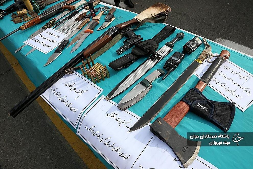 عکس/ سلاح‌های مخوف کشف شده از اراذل و‎ ‎اوباش البرز