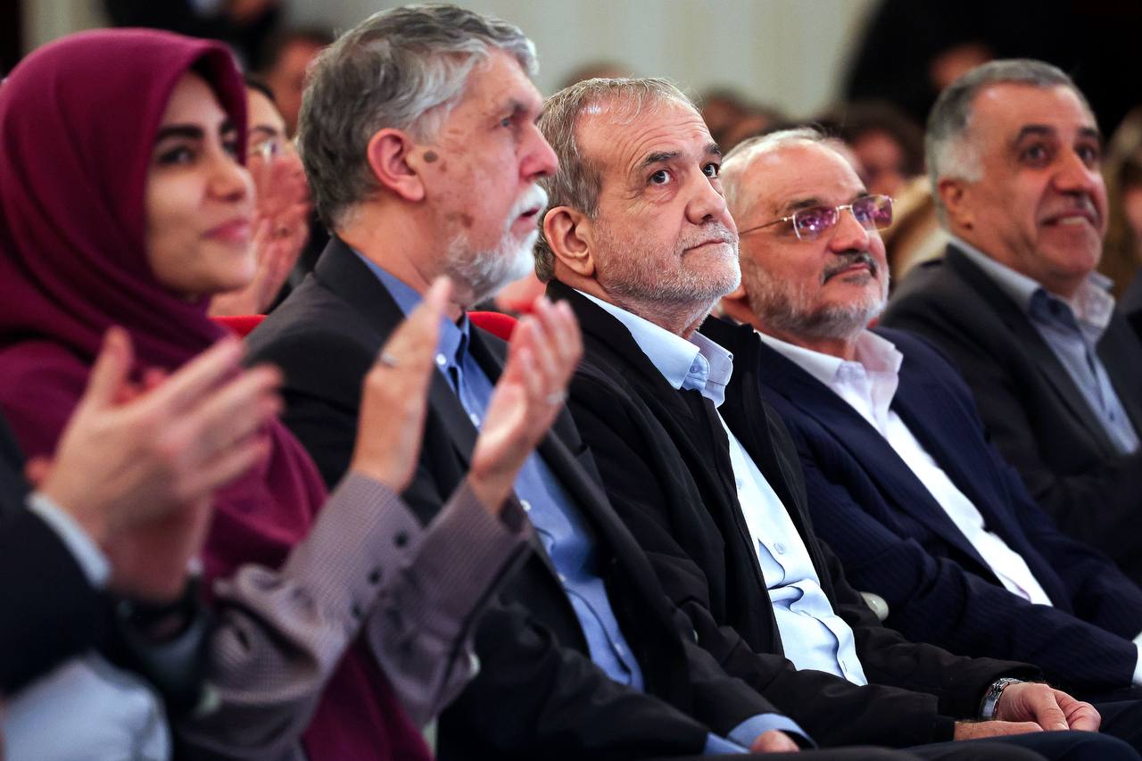 عکس/ تجلیل رئیس جمهور کشورمان از فرهاد فخرالدینی آهنگساز و موسیقی‌دان ایرانی